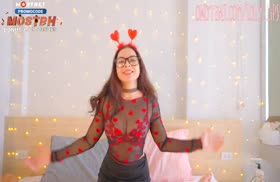 Красотка в прозрачном наряде сама начала с минета